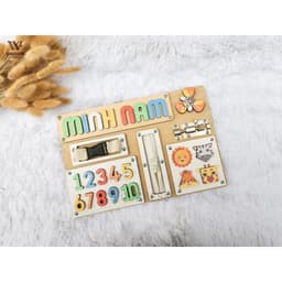 Bảng bận rộn IN TÊN RIÊNG - Busy board thương hiệu Woodness  - Đồ chơi gỗ giáo cụ Montessori - Board game 6