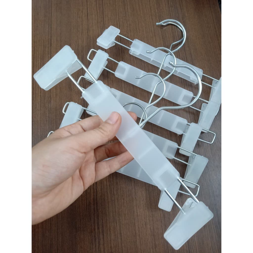 Kẹp nhựa trẻ em - móc treo quần, bộ, chân váy dành cho shop trẻ em, màu trắng xinh yêu