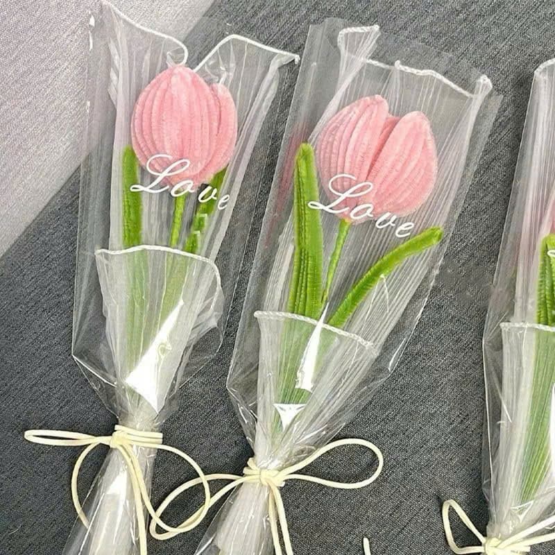 Túi bóng kính đựng 1 bông in chữ LOVE gói hoa trong suốt cực xinh.