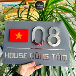 BIỂN SỐ NHÀ DECOR. Nền ghi sần, nội dung Alcorest màu gương bạc, số nổi cờ nổi 3mm, ngoài trời sang trọng 1