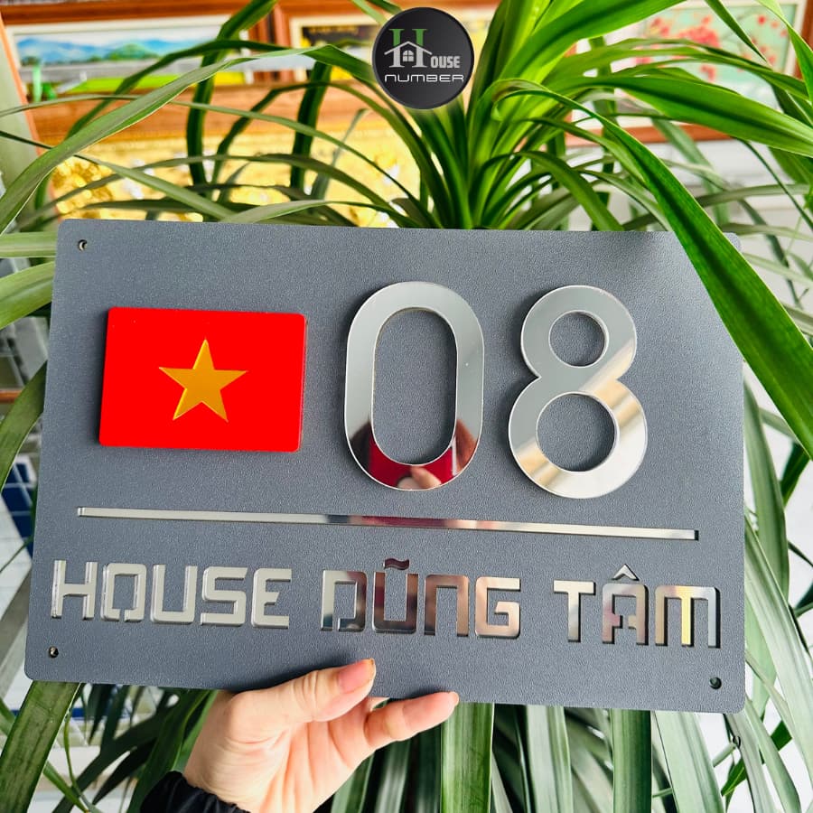BIỂN SỐ NHÀ DECOR. Nền ghi sần, nội dung Alcorest màu gương bạc, số nổi cờ nổi 3mm, ngoài trời sang trọng