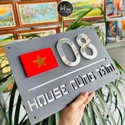 BIỂN SỐ NHÀ DECOR. Nền ghi sần, nội dung Alcorest màu gương bạc, số nổi cờ nổi 3mm, ngoài trời sang trọng 2