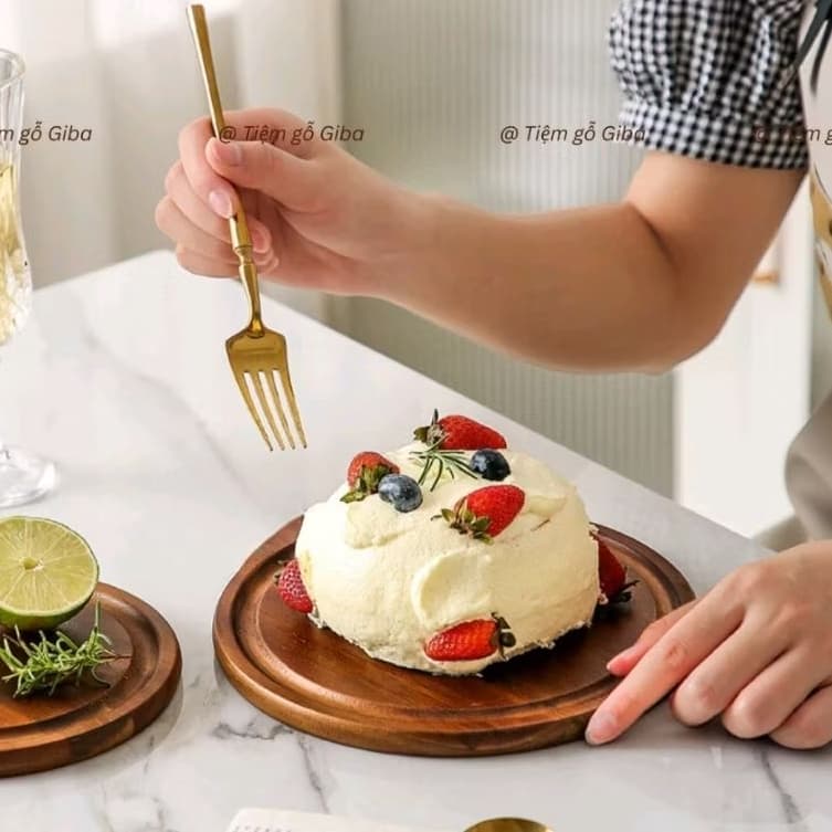 Khay gỗ tròn màu nâu tối đựng bánh kem, đế bánh pizza, dĩa gỗ tròn đựng đồ ăn chụp ảnh sản phẩm decor GIBA