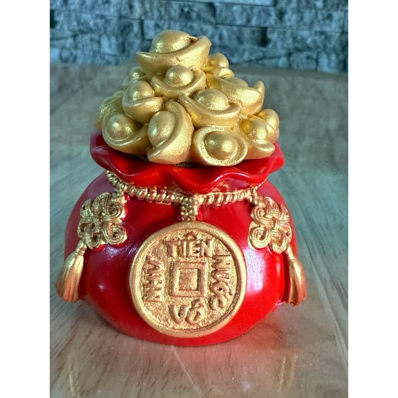 Hũ đựng muối gạo sứ trang trí ban thờ thần tài mang lại may mắn cho gia đình.