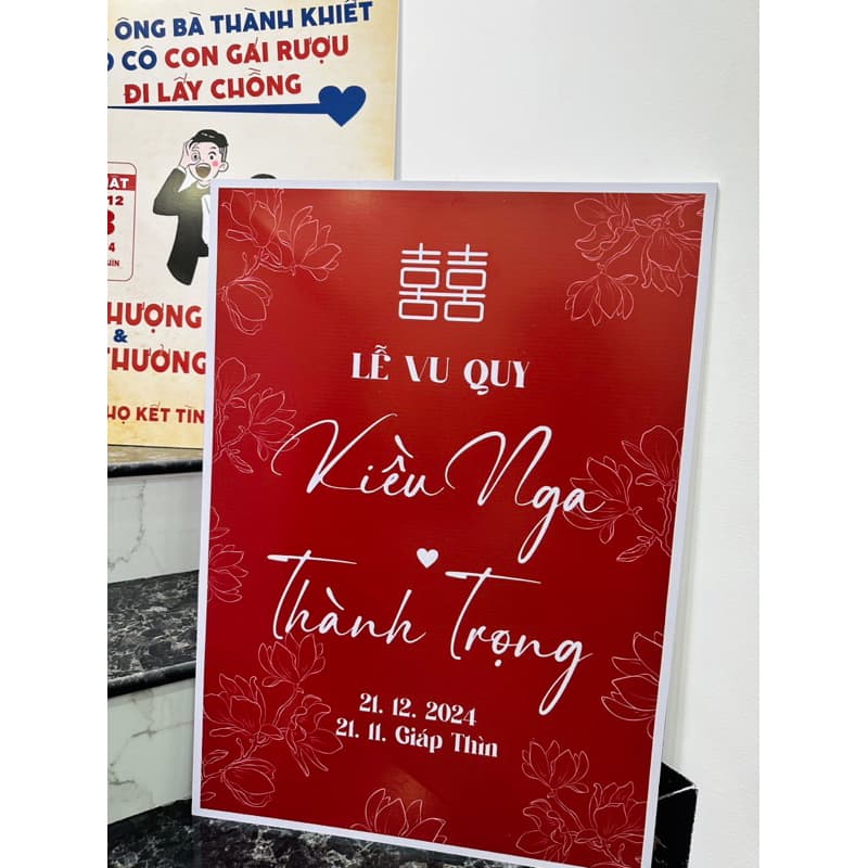 TA 43 - BẢNG TÊN ĐÁM CƯỚI- BẢNG CHÀO KHÁCH- BẢNG WELCOME HOA NỀN ĐỀU TONE ĐỎ TRẮNG
