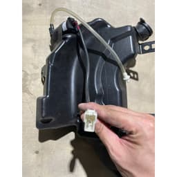 Bình nước rửa kính liền mô tơ isuzu QKR Hàng Chính Hãng 6