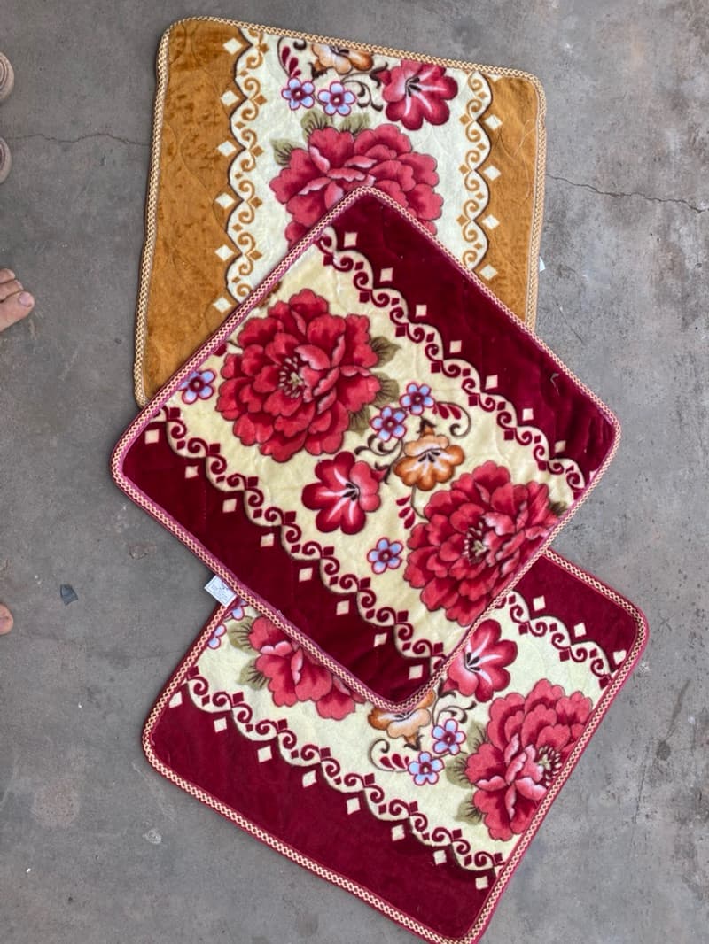 Đệm ngồi êm ái thoải mái kích thước 54cm x54cm, tấm rời vuông lấy từ thảm ghế một dài hai ngắn màu sắc đẹp