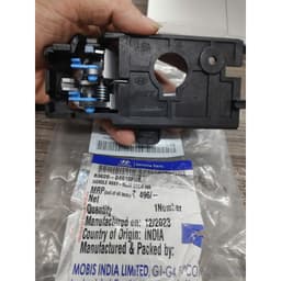 Tay cửa trong HYUNDAI i10 2014-2019 loại có mạ chính hãng Hyundai 2