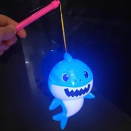 ( Kèm pin) Đồ chơi phát nhạc và đèn gia đình cá mập con vui nhộn, phát nhạc và đèn vui nhộn cho bé 2