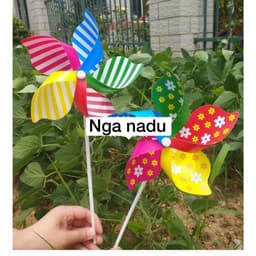 Sét 10 Chong chóng CỜ ĐỎ IN SAO VÀNG -chong chóng nhựa nhiều màu cầm tay chụp kỉ yếu,lớp học,khai giảng,quốc khánh 2/9 8