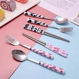 Bộ 3 Món Đũa Thìa Dĩa Inox Cán Sứ Cách Nhiệt Họa Tiết Bò Sữa Có Hộp Đựng Siêu Đáng Yêu 4