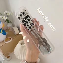 Bộ 3 Món Đũa Thìa Dĩa Inox Cán Sứ Cách Nhiệt Họa Tiết Bò Sữa Có Hộp Đựng Siêu Đáng Yêu 3