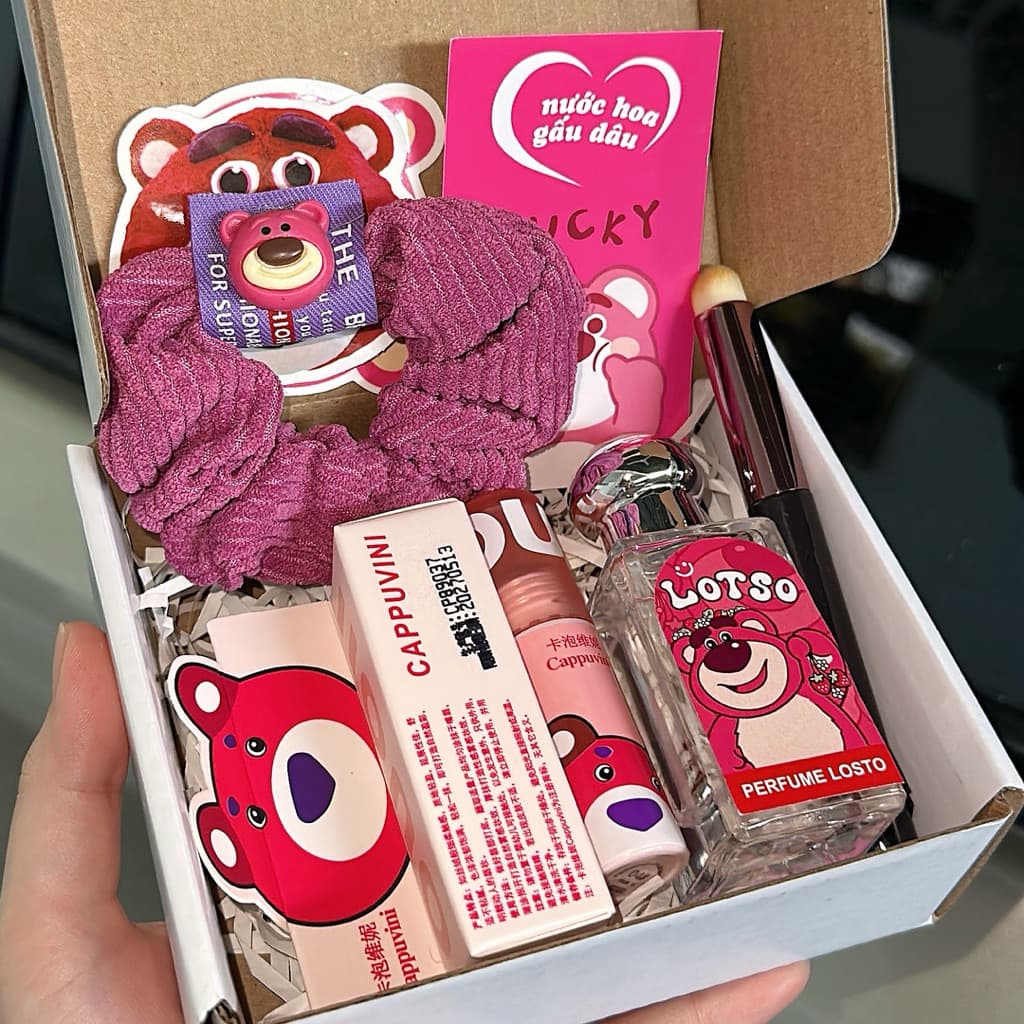 Hộp quà fullbox gấu dâuu gồm 1 nước hoa, 1 son môi, 2 sticker, cọ và scunchies xinh xắn