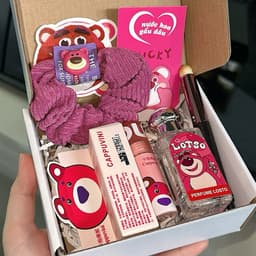 Hộp quà fullbox gấu dâuu gồm 1 nước hoa, 1 son môi, 2 sticker, cọ và scunchies xinh xắn 3
