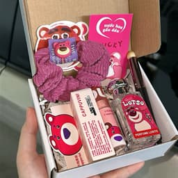 Hộp quà fullbox gấu dâuu gồm 1 nước hoa, 1 son môi, 2 sticker, cọ và scunchies xinh xắn 2