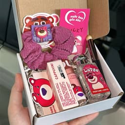 Hộp quà fullbox gấu dâuu gồm 1 nước hoa, 1 son môi, 2 sticker, cọ và scunchies xinh xắn 5