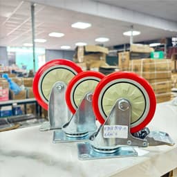 Bánh xe PU đỏ có ốp – Quay linh hoạt, cố định chắc chắn, chịu tải tốt 2