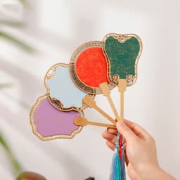 Quạt tròn gỗ cầm tay mini cho trẻ em bé phụ kiện chụp ảnh phong cách cổ trang gắn tua rua 5