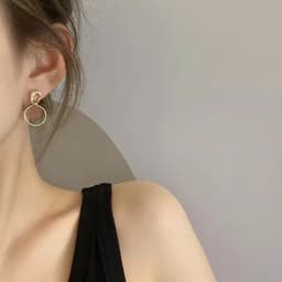 Bông Tai Tròn Đôi, Phong Cách Trẻ Trung, Hiện Đại và Cá Tính. 5