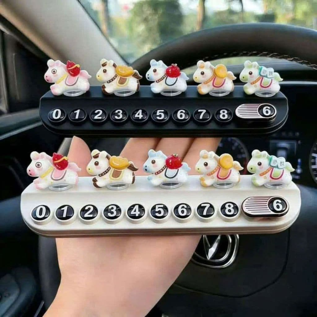 Bảng số điện thoại trang trí taplo ô tô có hình ngựa cute.