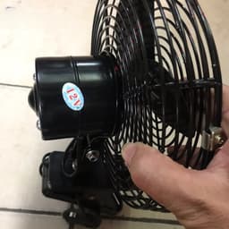 Quạt Đen 12-24v Kẹp Trên Ô Tô, Xe Tải Với Lồng Sắt Cao Cấp Thiết Kế Nhỏ Gọn Bán Kính 22cm 2
