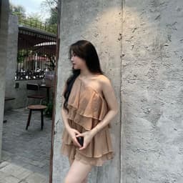 Áo lệch vai bèo tầng chất tơ nhẹ bồng bềnh, áo tơ chéo vai xếp tầng dáng ngắn nhẹ nhàng quyến rũ 2