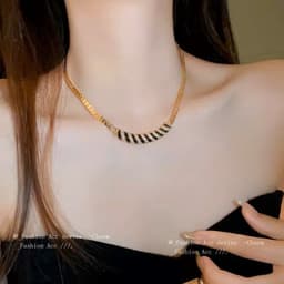 Vòng Cổ Bản To Mạ Vàng Phong Cách Vintage – Dây Chuyền Họa Tiết Vằn Đen Trắng Đính Đá Lấp Lánh Dự Tiệc 1
