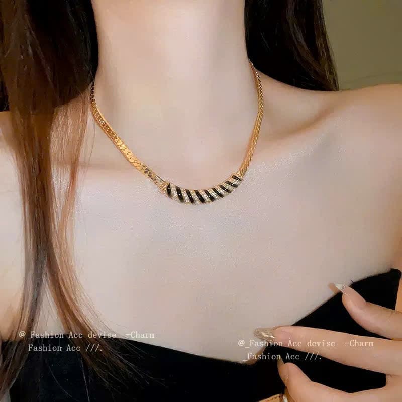 Vòng Cổ Bản To Mạ Vàng Phong Cách Vintage – Dây Chuyền Họa Tiết Vằn Đen Trắng Đính Đá Lấp Lánh Dự Tiệc