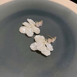 Bông Tai Nữ Cánh Hoa Xếp Lớp Màu Trắng Kem - Phụ Kiện Trang Sức Sang Chảnh Cho Nàng Đi Tiệc, Đám Cưới 3