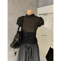 𝑨𝒏𝒏 𝑺𝒕𝒖𝒅𝒊𝒐  𝐖𝐆𝐖𝐄/ Áo Voan Chấm Bi Nữ Mỏng WG.WE 8825 Cổ Trụ Tay Bồng Ngắn Nhún Eo Khóa Sườn 2