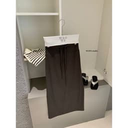 [Sẵn] 𝑻𝒉𝒆𝑴𝒂𝒚 x 𝐖𝐆𝐖𝐄/ Chân Váy Thun Dài Xẻ Tà Sau WG.WE 9395, Chân Váy Midi Nữ Cạp Cao Dáng Suông Chữ A Tôn Dáng 5