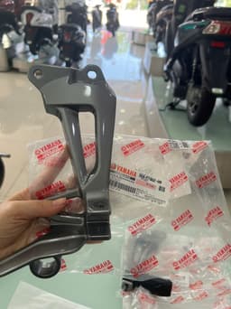 Cụm giá gác chân sau cho xe Sirius cơ, thường 5