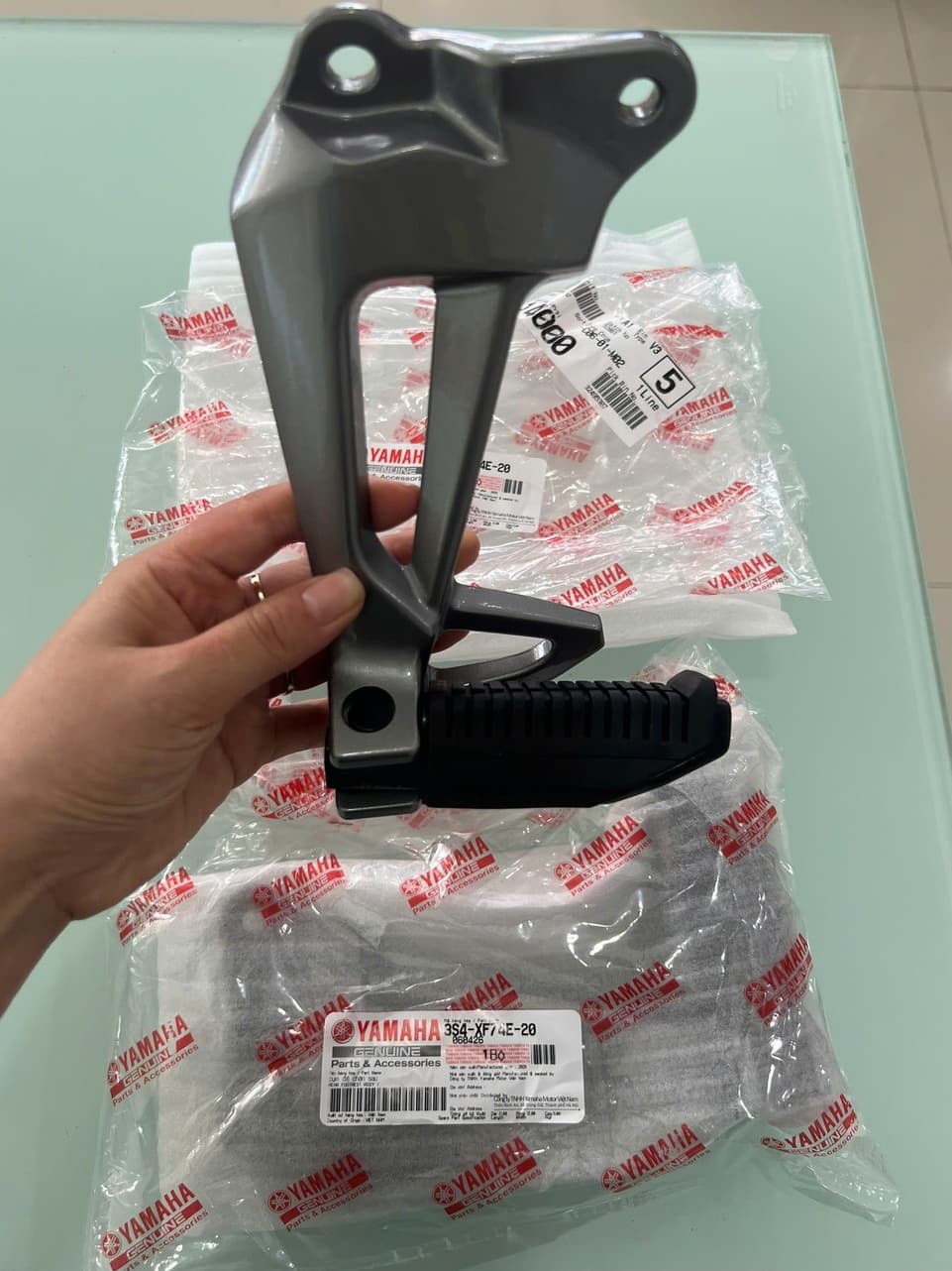 Cụm giá gác chân sau cho xe Sirius cơ, thường