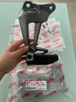 Cụm giá gác chân sau cho xe Sirius cơ, thường 2