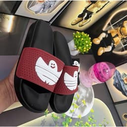 Dép quai ngang bản hình ma mẫu mới họa tiết dập nổi sắc ét. Mẫu mới đế mềm nhẹ đi êm chân form thể thao bắt mắt dễ phối. 2