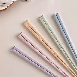 Đũa ăn màu pastel dễ thương. Đũa nhựa an toàn, thiết kế nhám cầm chắc tay - Majehome 3