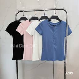 [SẴN] 𝑻𝒉𝒆𝑴𝒂𝒚 x 𝐖𝐆𝐖𝐄/ Áo Thun Cổ Trụ Tàu Nữ Ôm Body WG.WE 9209, Áo Thun Nữ Cộc Tay Cổ Tròn Trơn Cài Cúc Basic 9