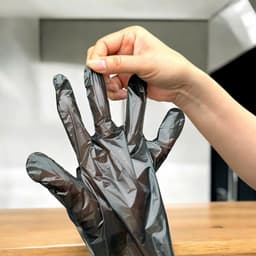 Hộp 100 găng tay nilon dùng 1 lần Kouyu - màu đen 4