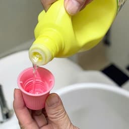 Nước tẩy dùng cho quần áo màu Mitsuei (can 1000ml) 2