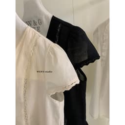 𝑨𝒏𝒏 𝑺𝒕𝒖𝒅𝒊𝒐  [SẴN]𝐖𝐆𝐖𝐄/ Áo Sơ Mi Nữ Cổ V Buộc Nơ Phối Ren WG.WE 9123 Bèo Gấu Ngắn Tay Kiểu Tiểu Thư 4