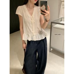 𝑨𝒏𝒏 𝑺𝒕𝒖𝒅𝒊𝒐  [SẴN]𝐖𝐆𝐖𝐄/ Áo Sơ Mi Nữ Cổ V Buộc Nơ Phối Ren WG.WE 9123 Bèo Gấu Ngắn Tay Kiểu Tiểu Thư 7