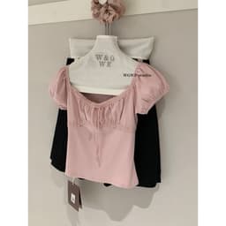𝑨𝒏𝒏 𝑺𝒕𝒖𝒅𝒊𝒐 [SẴN] 𝑻𝒉𝒆𝑴𝒂𝒚 x 𝐖𝐆𝐖𝐄/ Áo Thun Nữ Cổ Vuông Ngắn Tay WG.WE 9510, Phối Ren Tay Bồng Dáng Ôm 4