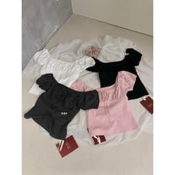 𝑨𝒏𝒏 𝑺𝒕𝒖𝒅𝒊𝒐 [SẴN] 𝑻𝒉𝒆𝑴𝒂𝒚 x 𝐖𝐆𝐖𝐄/ Áo Thun Nữ Cổ Vuông Ngắn Tay WG.WE 9510, Phối Ren Tay Bồng Dáng Ôm 3
