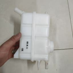 Bình nước phụ Gentra hàng Trung Quốc 3