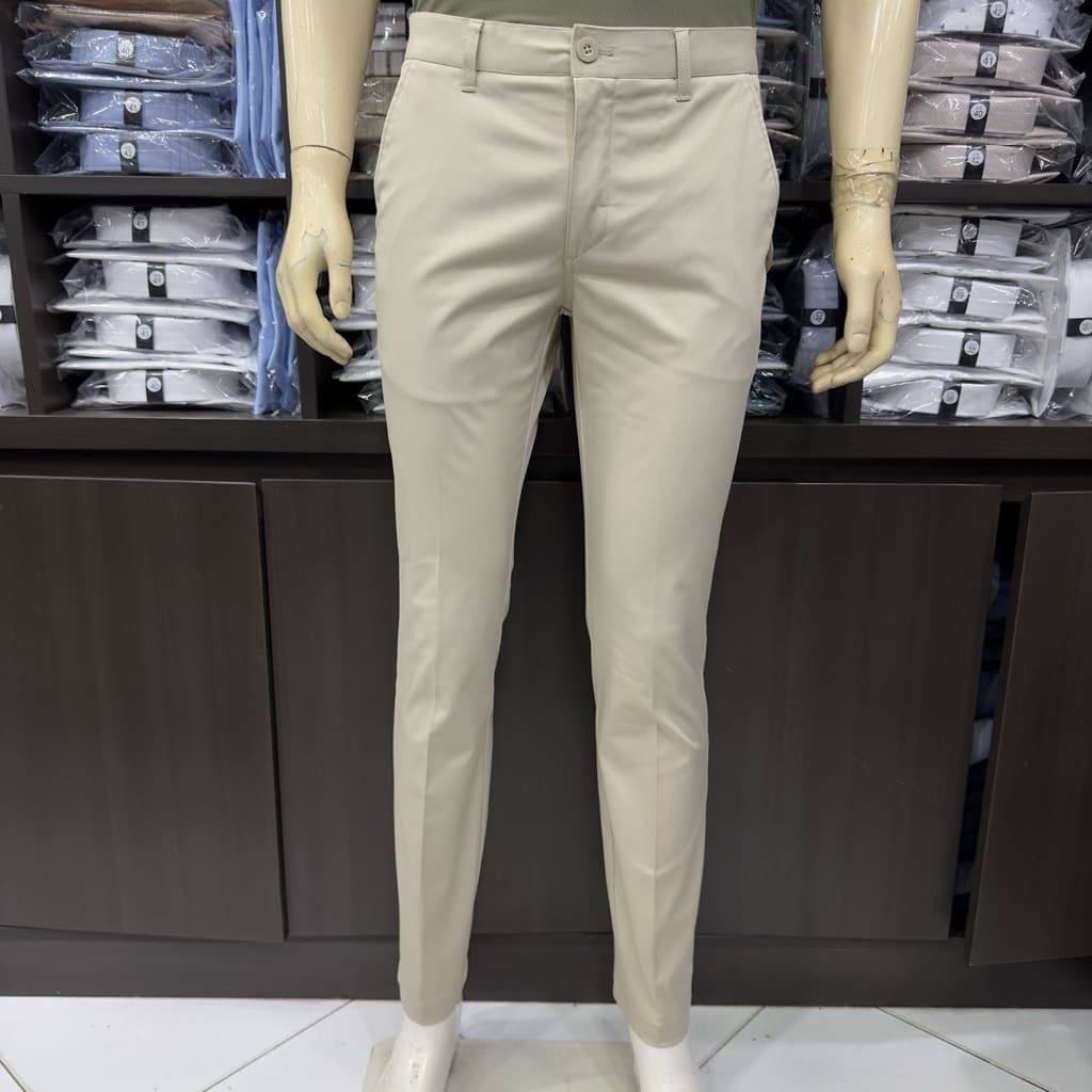 Quần kaki nam Owen màu xám nhạt regular fit vải renu co giãn chống nhăn bền màu QKR263511