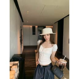 𝑨𝒏𝒏 𝑺𝒕𝒖𝒅𝒊𝒐 [SẴN] 𝑻𝒉𝒆𝑴𝒂𝒚 x 𝐖𝐆𝐖𝐄/ Áo Thun Nữ Cổ Vuông Ngắn Tay WG.WE 9510, Phối Ren Tay Bồng Dáng Ôm 7