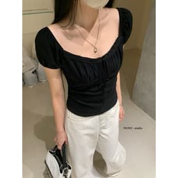 𝑨𝒏𝒏 𝑺𝒕𝒖𝒅𝒊𝒐 [SẴN] 𝑻𝒉𝒆𝑴𝒂𝒚 x 𝐖𝐆𝐖𝐄/ Áo Thun Nữ Cổ Vuông Ngắn Tay WG.WE 9510, Phối Ren Tay Bồng Dáng Ôm 9