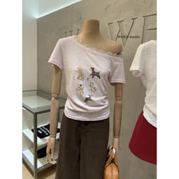 [SẴN] 𝑻𝒉𝒆𝑴𝒂𝒚 x 𝐖𝐆𝐖𝐄/ Áo Thun Lệch Vai Nữ Cotton Giấy Viền Ren WG.WE 9645, Áo Thun Trễ Vai In Hình Cún Ngắn Tay Ôm Dáng 3