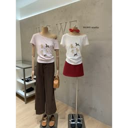 [SẴN] 𝑻𝒉𝒆𝑴𝒂𝒚 x 𝐖𝐆𝐖𝐄/ Áo Thun Lệch Vai Nữ Cotton Giấy Viền Ren WG.WE 9645, Áo Thun Trễ Vai In Hình Cún Ngắn Tay Ôm Dáng 2