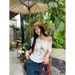 [SẴN] 𝑻𝒉𝒆𝑴𝒂𝒚 x 𝐖𝐆𝐖𝐄/ Áo Thun Lệch Vai Nữ Cotton Giấy Viền Ren WG.WE 9645, Áo Thun Trễ Vai In Hình Cún Ngắn Tay Ôm Dáng 8